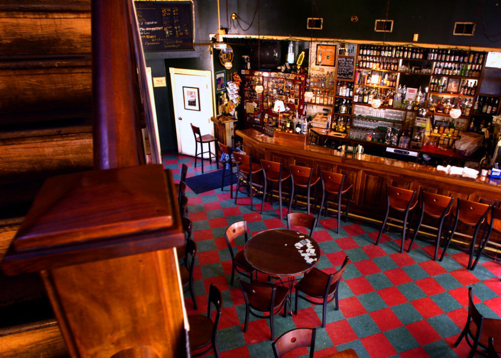 Genna's Lounge